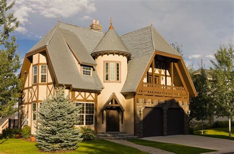 tudor style house characteristics